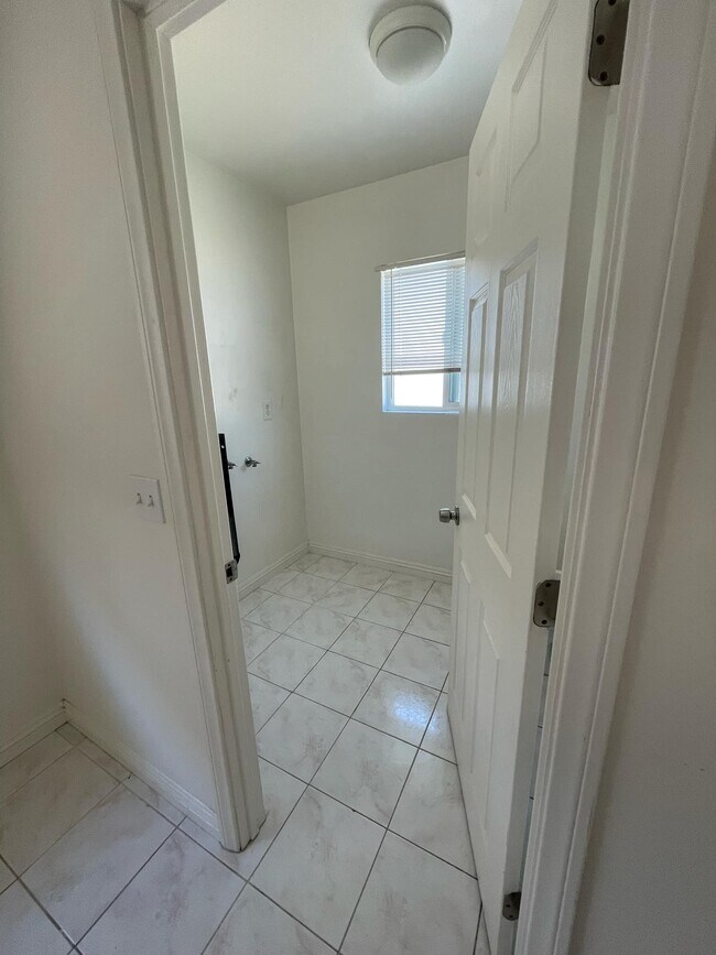 laundry/bathroom - 1419 Prospect Ave