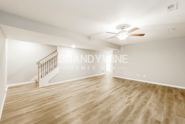 Building Photo - COMING SOON! 5BED 3BATH