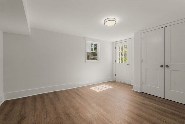 Building Photo - 1326 Ardee Ave