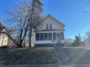 Building Photo - Charming 3 Bedroom Home with Screened Porch and 2 Car Garage