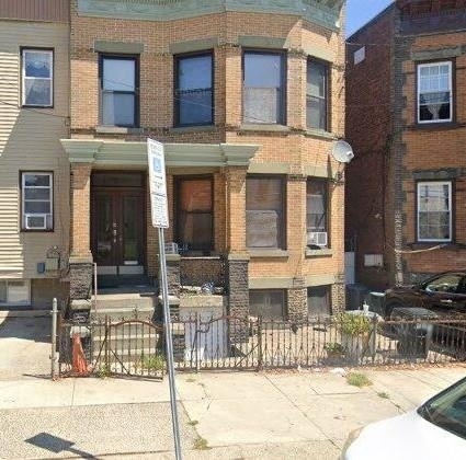 Building Photo - 32 Irving St