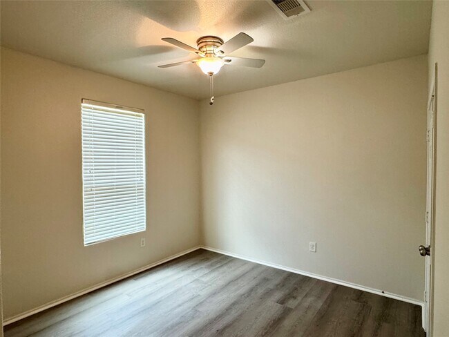 Building Photo - 1331 S Maple Dr