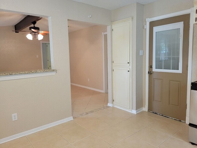 Building Photo - 3bd/2ba house close to major shopping, restaurants, and Ft. Hood!