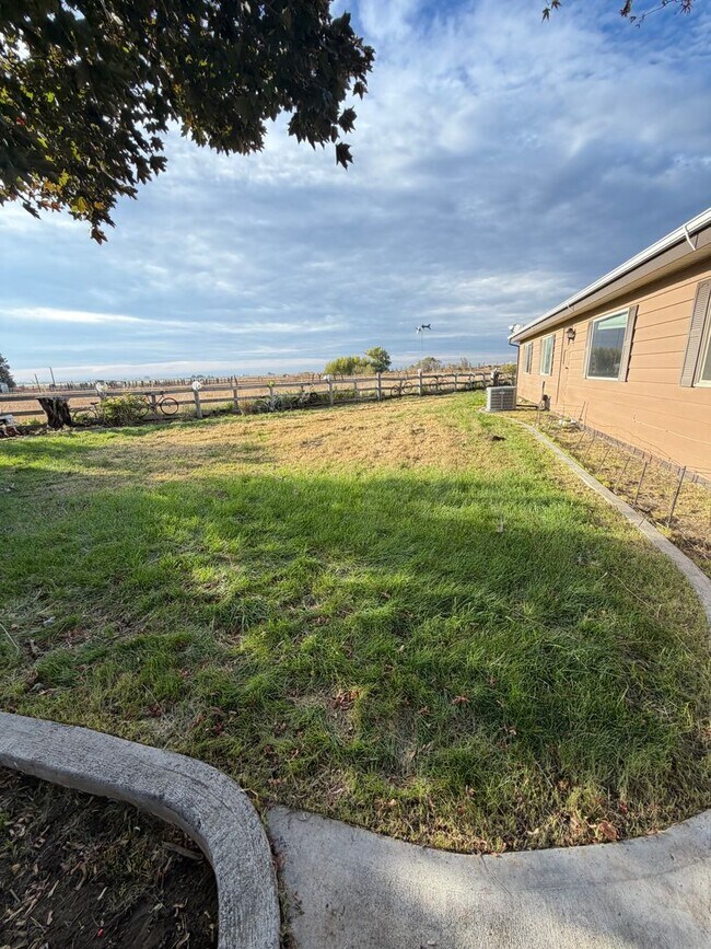 Building Photo - 13324 Rd 5 SE