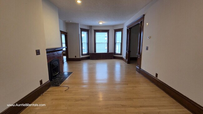 Building Photo - 3 bed - 1 bath One block from Grand Ave in...