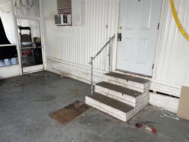 Building Photo - 2120 SW 51st Ct