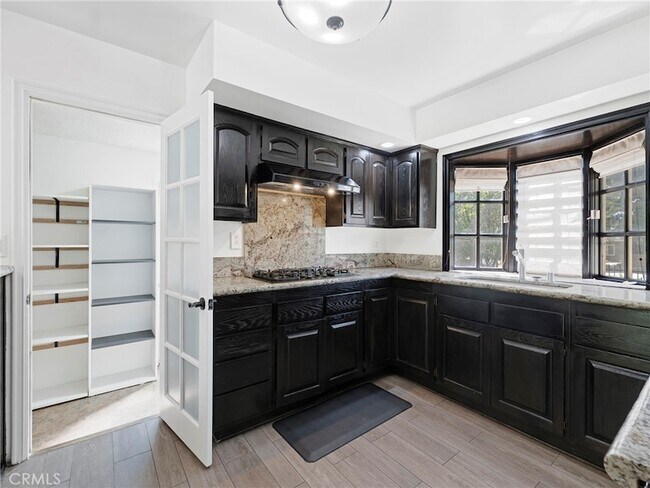 Building Photo - 10918 Reseda Blvd