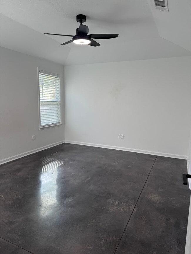 Building Photo - Attention to Detail Sets this 3/2 Rental Apart in Wakulla
