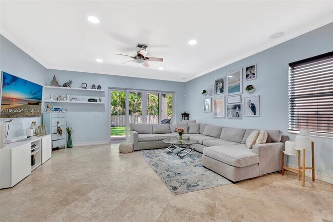 Building Photo - 853 SW 11th Ct