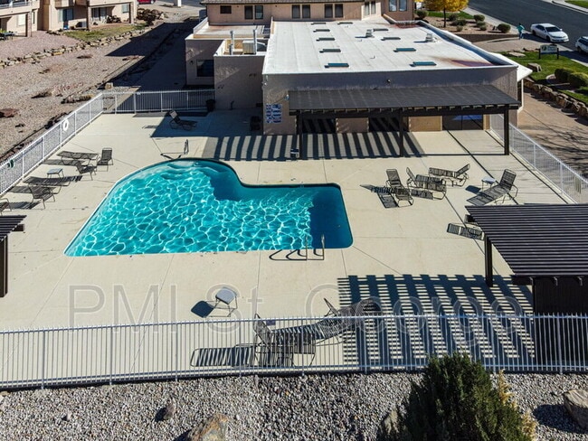 Building Photo - 621 Rolling Hills Dr