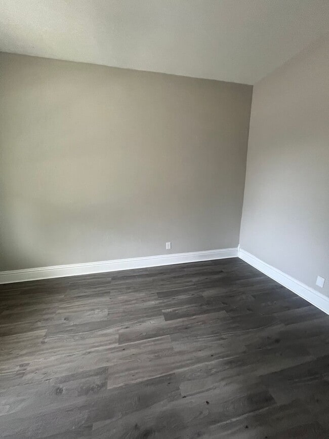 Building Photo - Gorgeous Updated 5 Bedroom/2.5 Bath House!