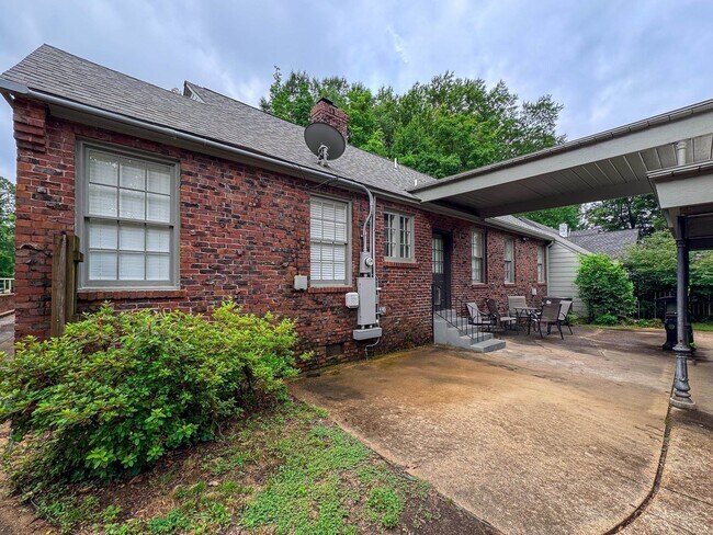 Building Photo - 3350 Highland Park Pl