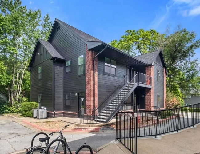 Primary Photo - 1137 N Leverett Ave