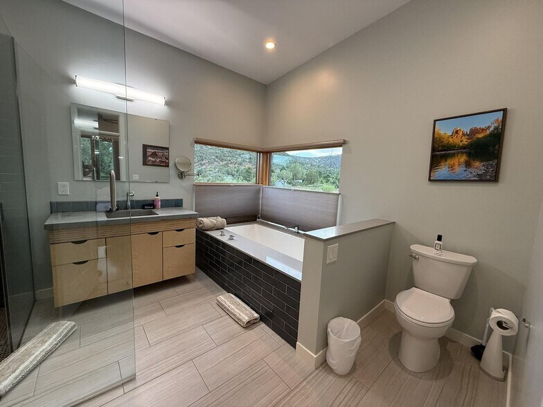 Building Photo - 105 Rojo Dr