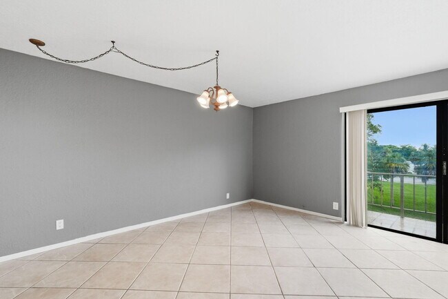 Building Photo - 430 Commodore Dr