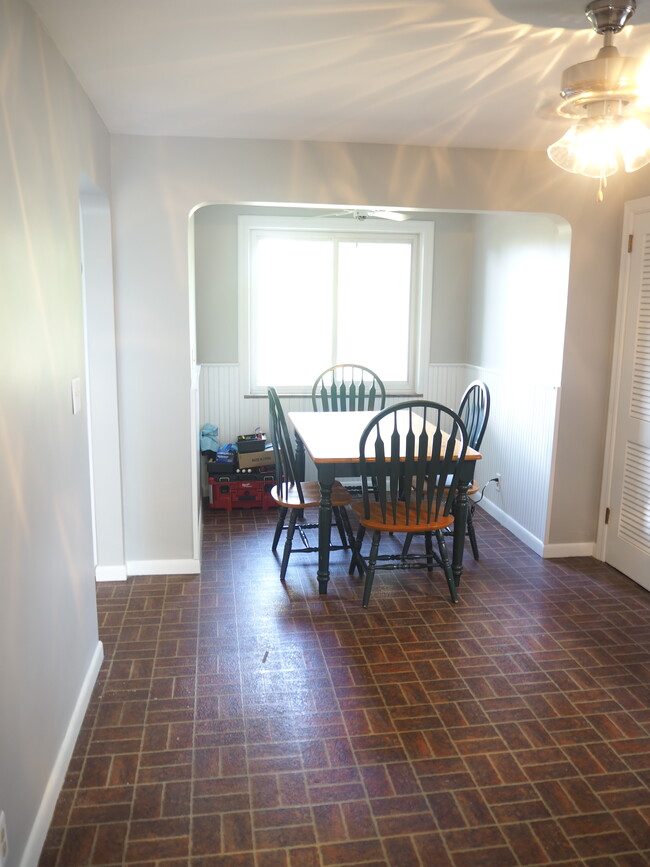 Nice Eating Area in Kitchen - 329 Westview Ave