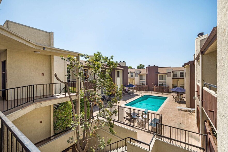 Building Photo - 6323 Reseda Blvd