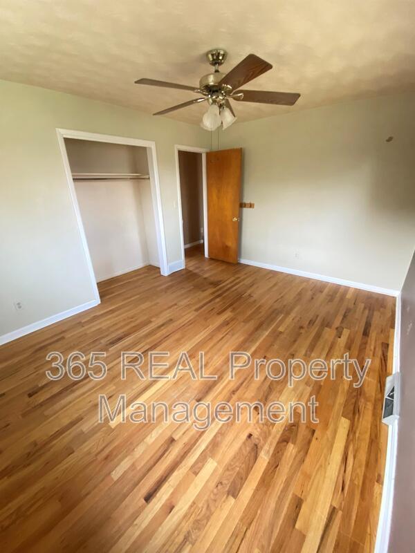 Building Photo - 301 Olive Ln