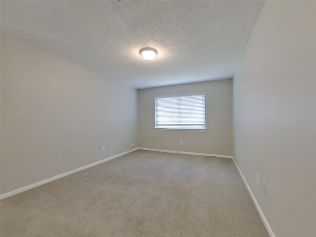 Building Photo - 3434 Deer Valley Dr