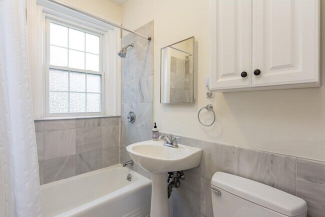 Building Photo - 86 Buckingham St