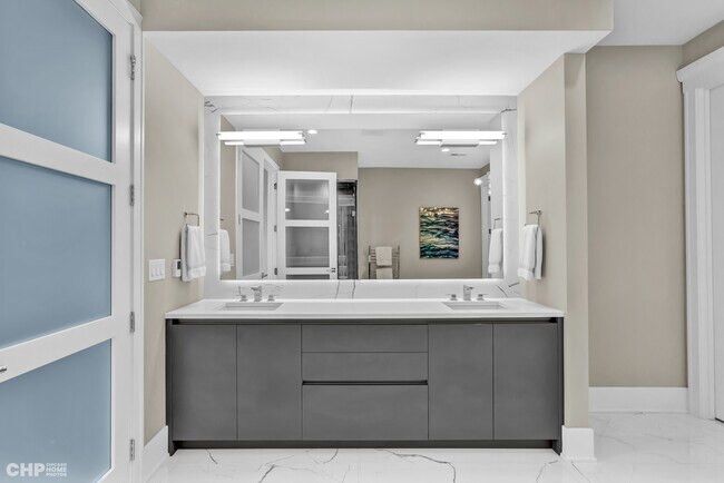 Double vanity. - 1157 W Erie St