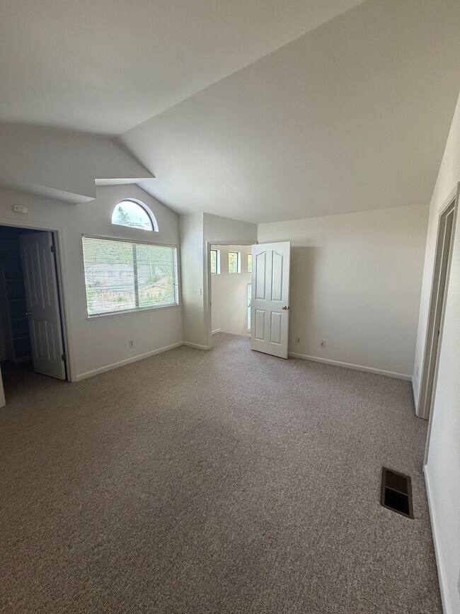 Building Photo - Beautifully Updated 2-bedroom 2 bath home blocks from Downtown Martinez!