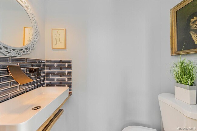 Building Photo - 12 Risley Pl