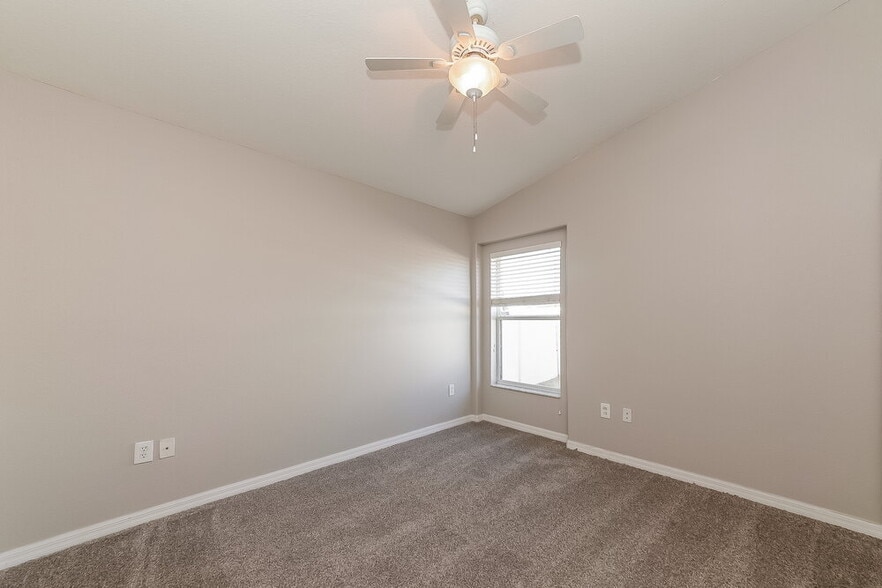 Building Photo - 10620 Shady Preserve Dr