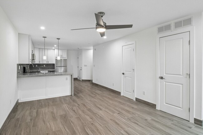 Building Photo - 2065 Poplar Rd