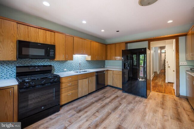 Building Photo - 206 S 43rd St