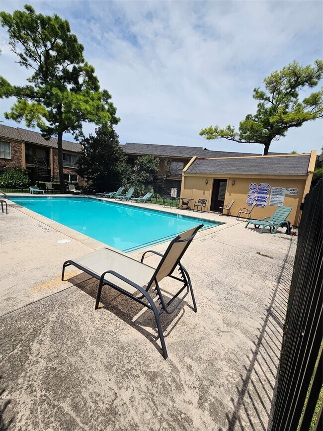 Building Photo - 3303 W Greenridge Dr