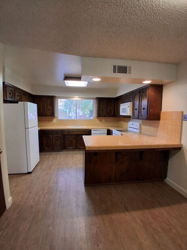 Building Photo - 6061 N Bungalow Ln