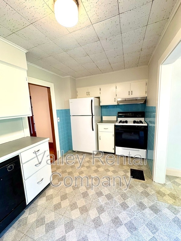 Building Photo - 323 Pelham Rd