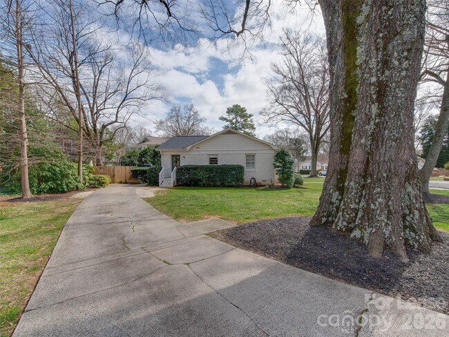 Building Photo - 3221 Sunset Dr