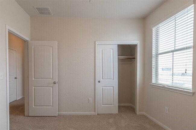 Building Photo - 2880 Donnell Dr