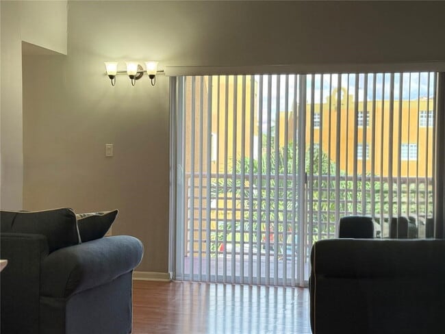 Building Photo - 9725 Fontainebleau Blvd