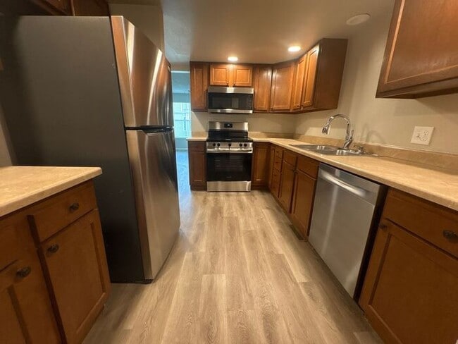 Building Photo - **Updated 2-Level Townhome in Fort Collins...
