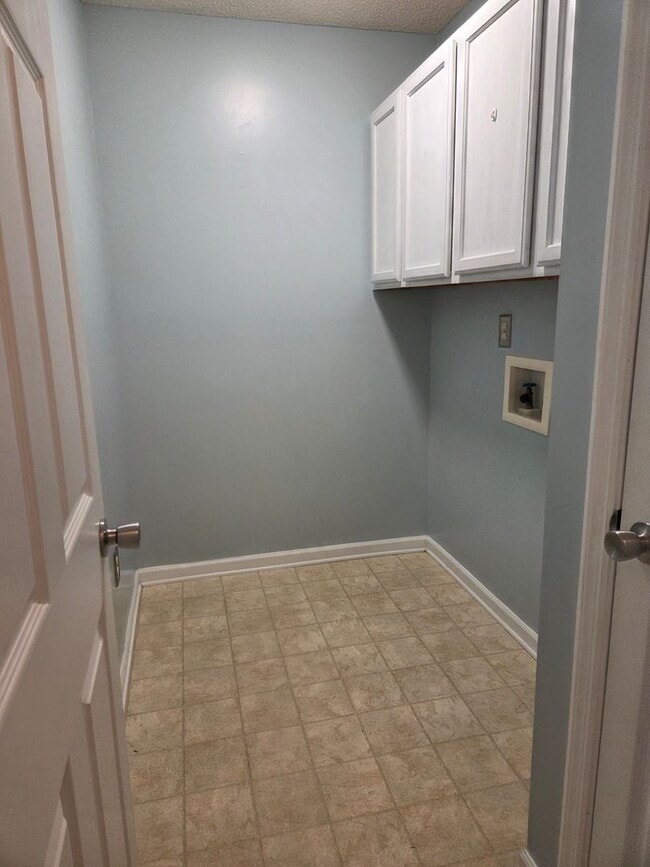 Building Photo - 3 Bedroom 2 bath fenced back yard in a quiet neighborhood!!