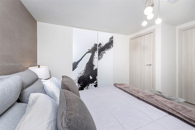 Building Photo - 1000 Brickell Plaza