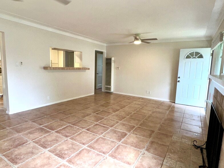 Spacious Living room - 1033 Pearl St