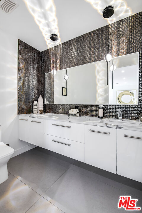 Building Photo - 13378 Contour Dr