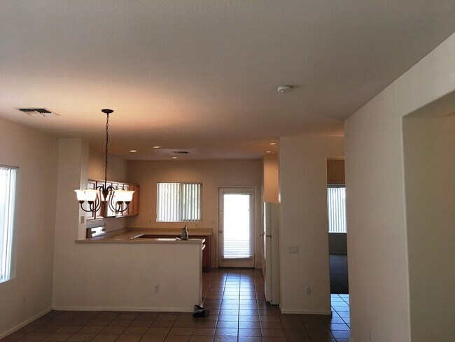 Building Photo - Phoenix 4 Bed & 2 Bath Single Story Split Floorplan