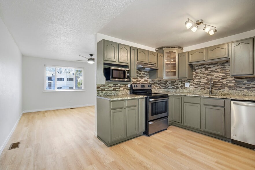 Building Photo - 2050 Del Mar Dr