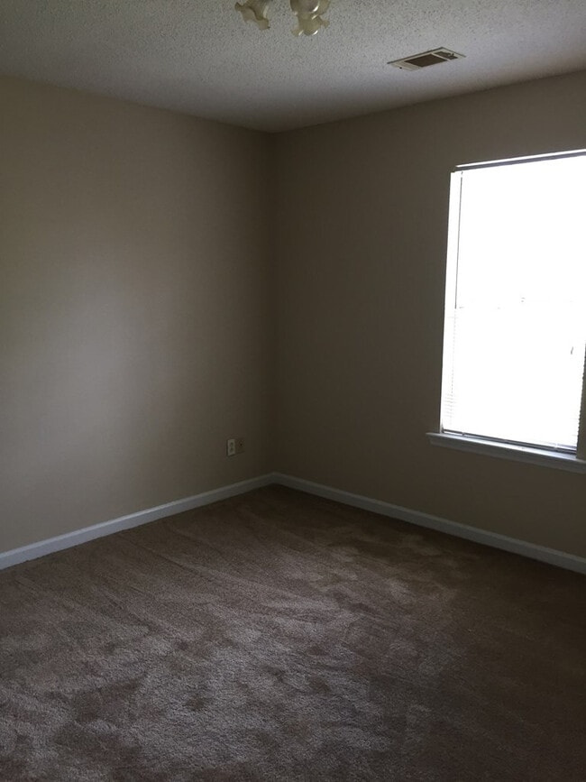 Building Photo - 2415 Ramblewood Dr