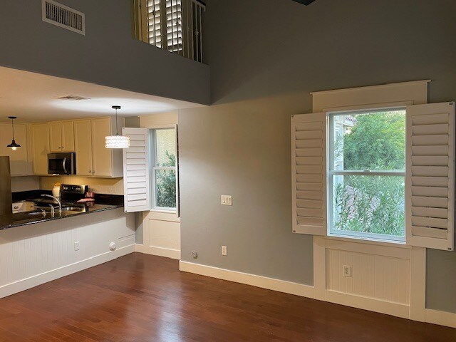 Building Photo - 1360 S Sabino Dr