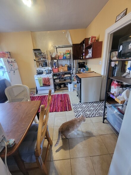 Shared Kitchen Space - 107 Bassett St