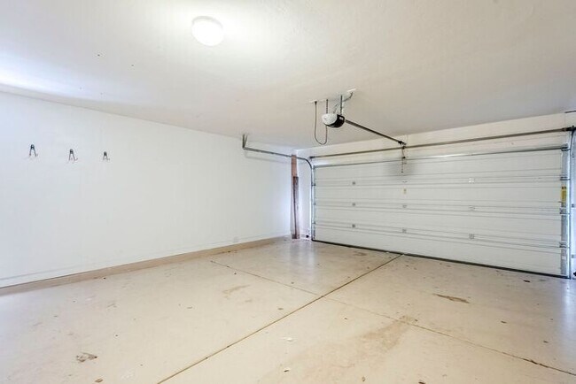 Building Photo - Pending/ Rented - Bright & Airy 4-Bedroom ...
