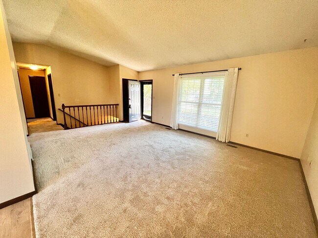 Building Photo - Beautiful 4 Bed, 2 Bath House in South Fort Collins! Avail. June 10th!