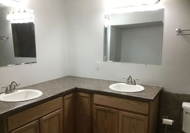 Building Photo - House For Lease