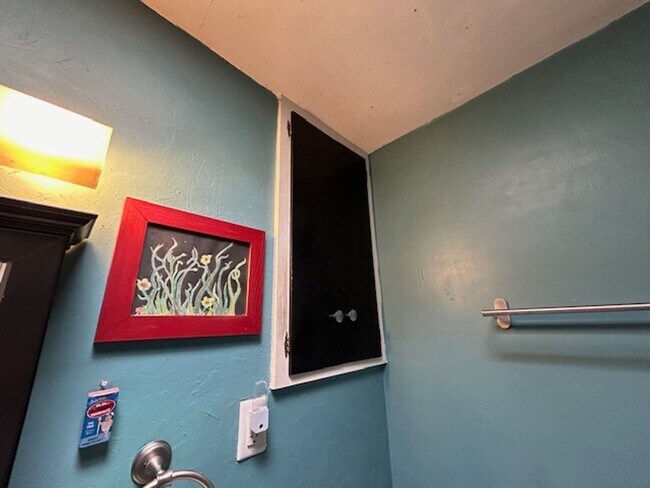 Building Photo - 2 bedrooms-1 bath - on 4th Ave
